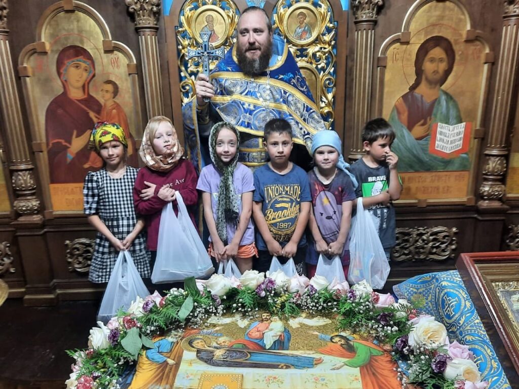 В храме князя Владимира поздравили школьников с началом учебного год